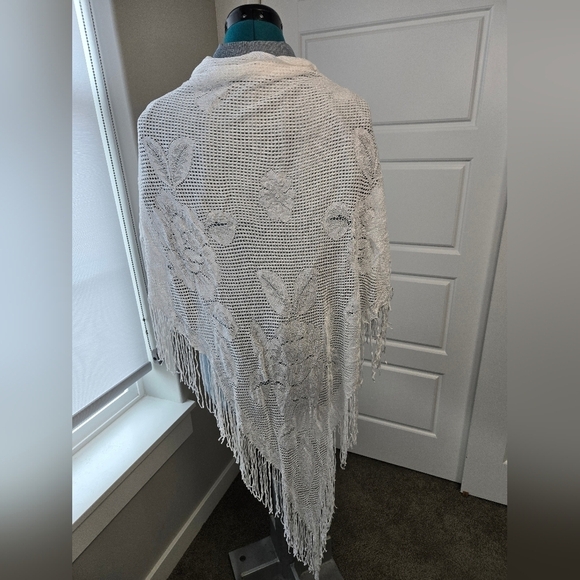 BOHO WHITE CROCHET STYLE TRIANGLE SHAWL WRAP FLORAL FLOWERS FRINGE EDGE WOMEN OS - Picture 3 of 11